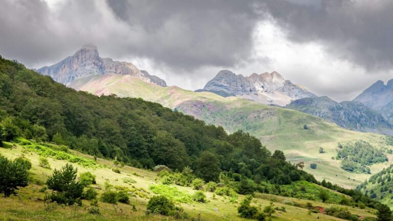 Alta Ruta Pirenaica HRP — travesia por el eje central de los Pirineos sin senalizacion